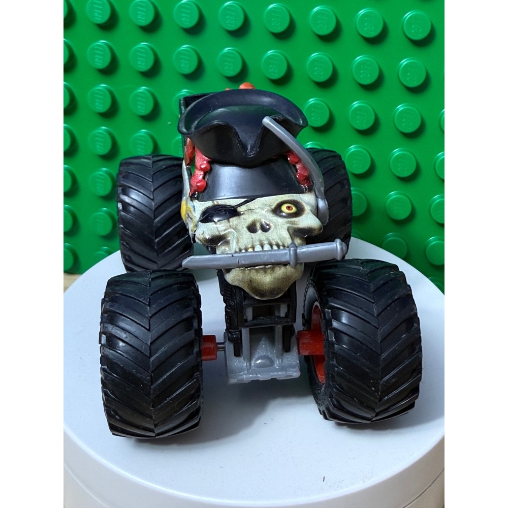 Monster Jam Pirates Curse Monster Truck 1:64 Diecast Skull Pirate Hat BKT Tires